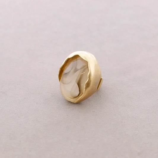 großer Metallharz Ring "BOLD", beige