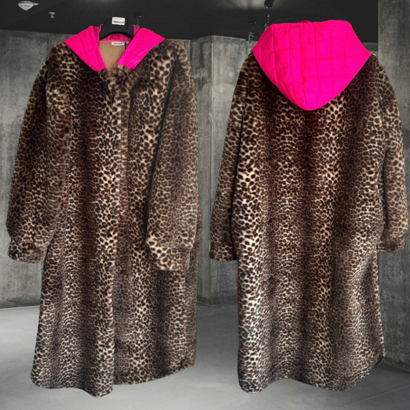 Mantel "LUXURY LEO" mit neonpinker Kapuze
