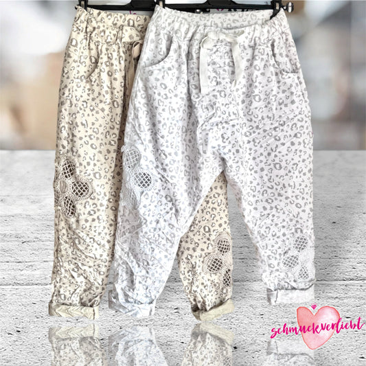 Baggy Hose "LEO FLOWER" mit Häkelblüten
