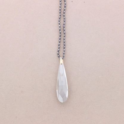 lange Halskette CRYSTALS mit Tropfenanhänger, grau