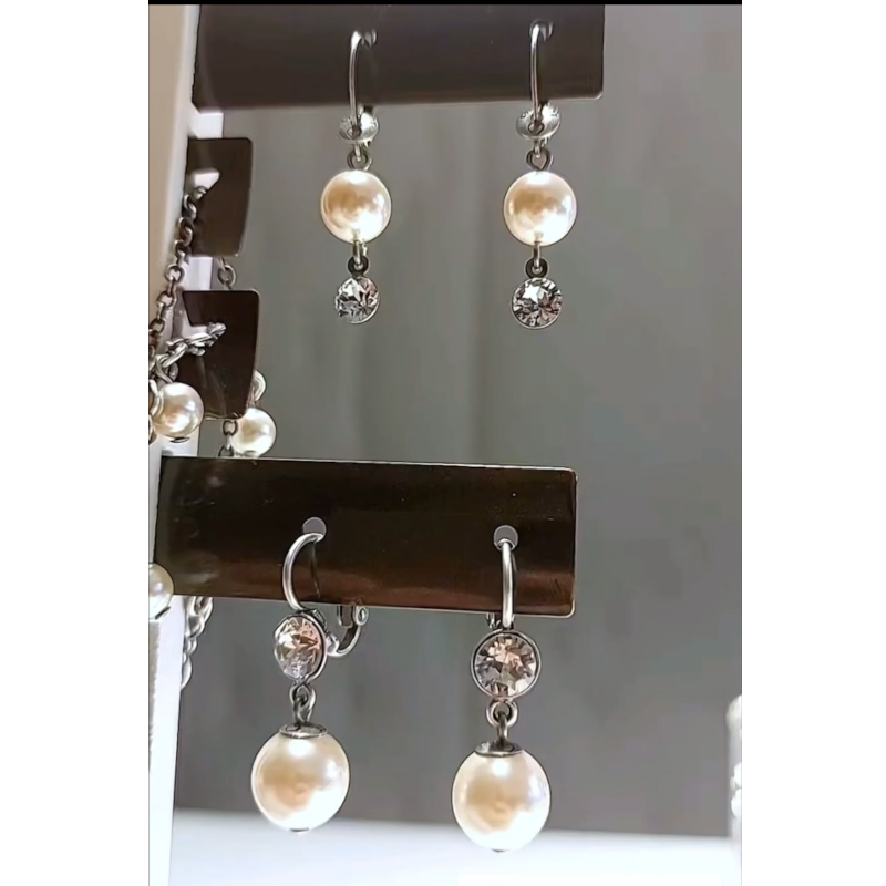 KONPLOTT® - PEARL SHADOW Ohrringe Brisur, weiß