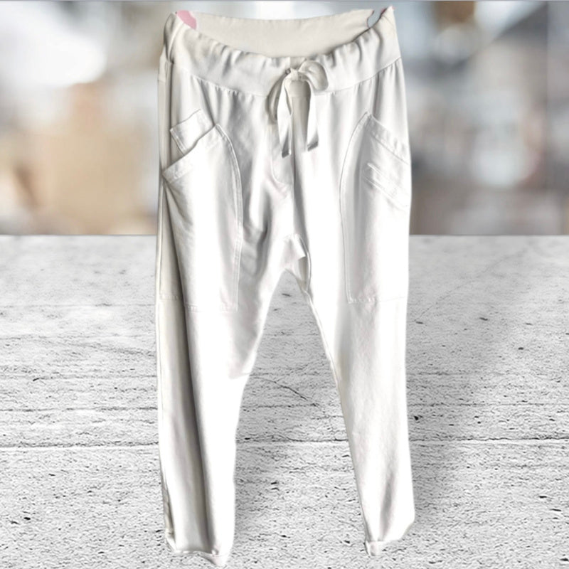 Jogg Pants mit großen Taschen, weiß