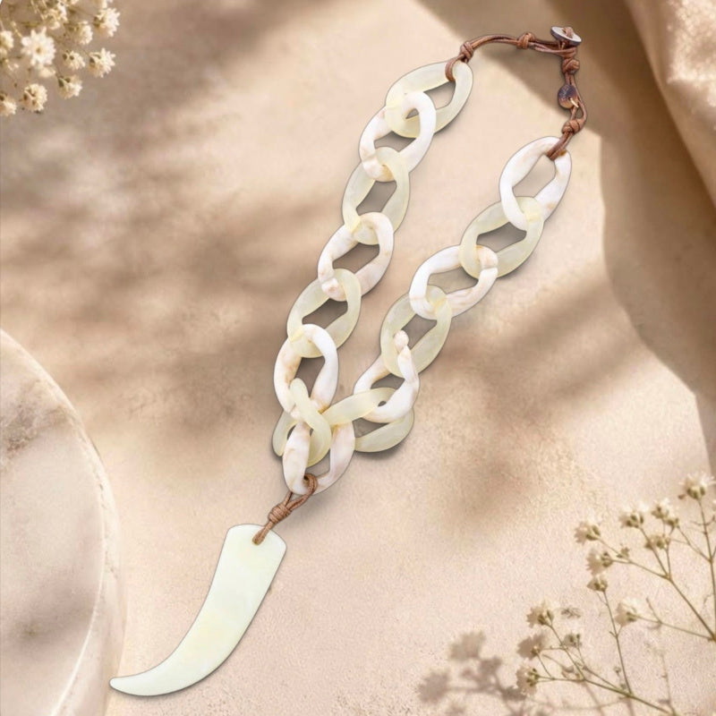 Halskette mit Gliedern und Hornanhänger aus Harz, creme