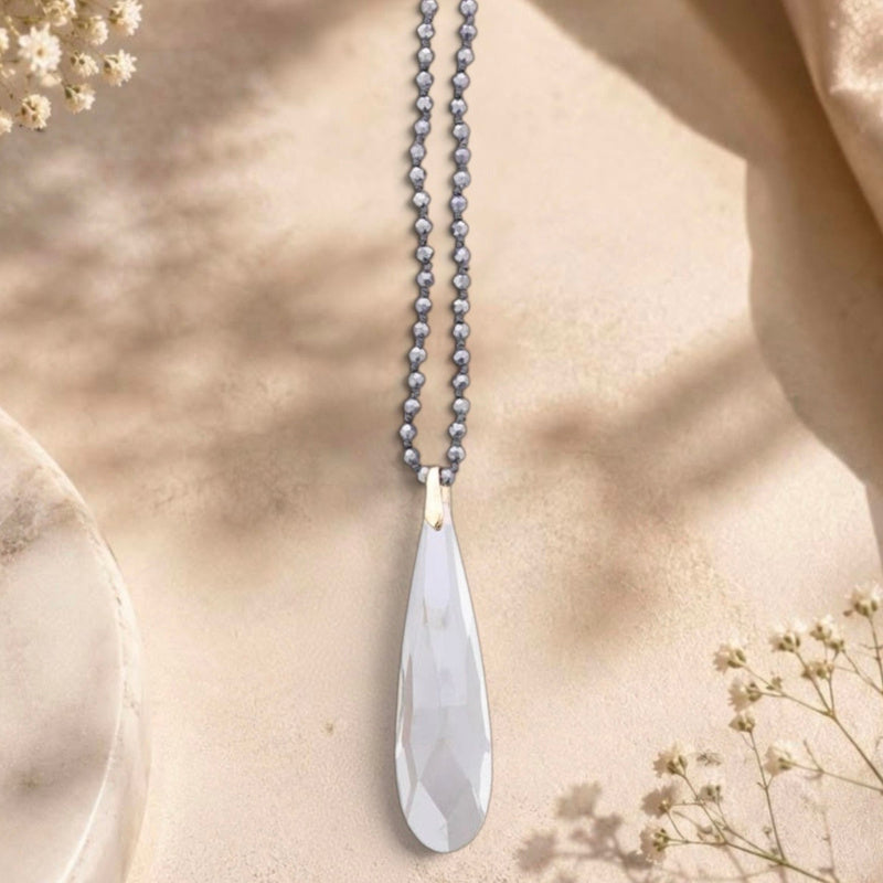 lange Halskette CRYSTALS mit Tropfenanhänger, grau