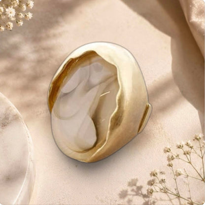 großer Metallharz Ring "BOLD", beige