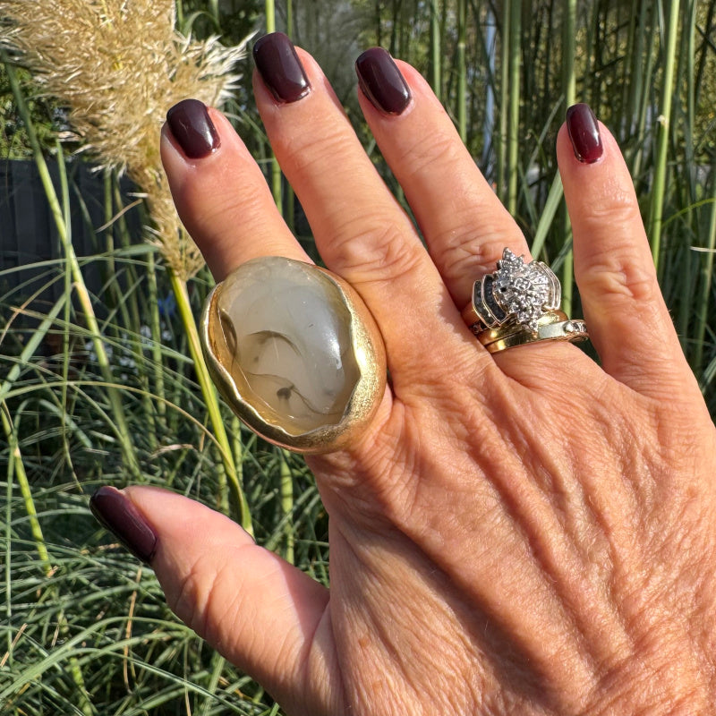 großer Metallharz Ring "BOLD", beige