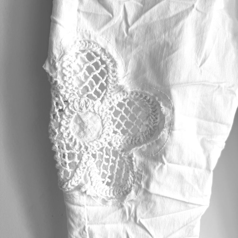 Jogg Pants "FLOWER" mit Häkelblüten, weiß