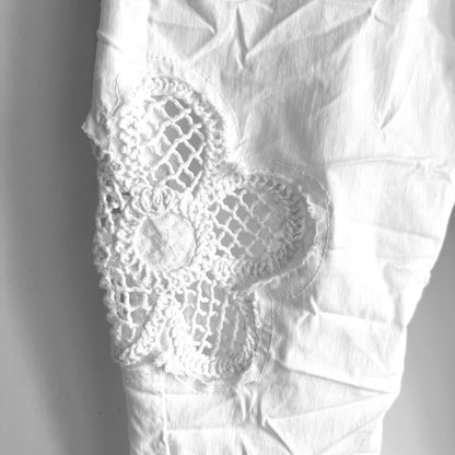 Jogg Pants "FLOWER" mit Häkelblüten, weiß