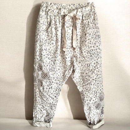 Baggy Hose "LEO FLOWER" mit Häkelblüten
