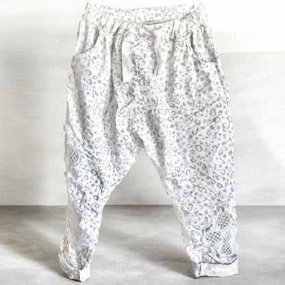 Baggy Hose "LEO FLOWER" mit Häkelblüten
