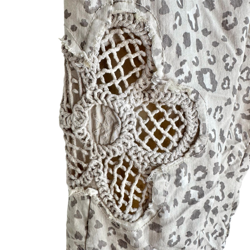 Baggy Hose "LEO FLOWER" mit Häkelblüten