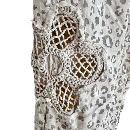 Baggy Hose "LEO FLOWER" mit Häkelblüten