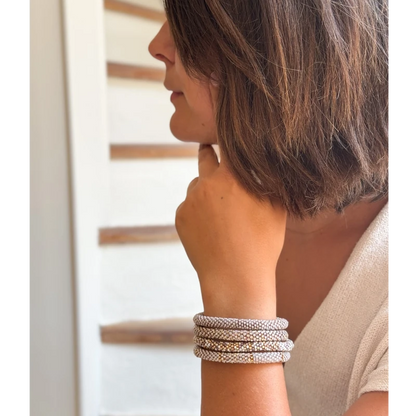 Maison KIZO - nepalesisches Roll-on Armband, taupe/weiß