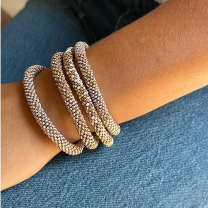 Maison KIZO - nepalesisches Roll-on Armband, taupe/weiß