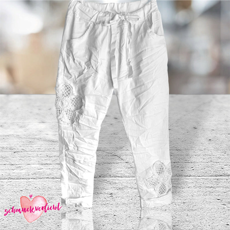 Jogg Pants "FLOWER" mit Häkelblüten, weiß