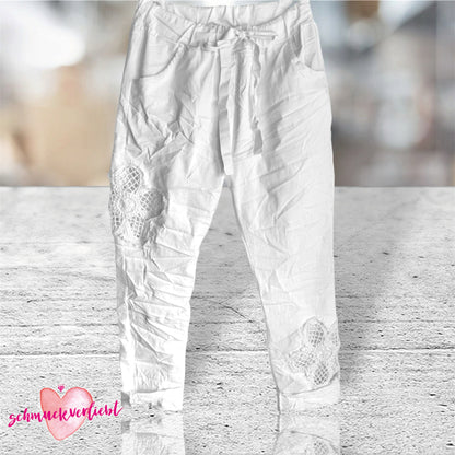 Jogg Pants "FLOWER" mit Häkelblüten, weiß