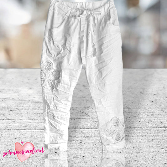 Jogg Pants "FLOWER" mit Häkelblüten, weiß